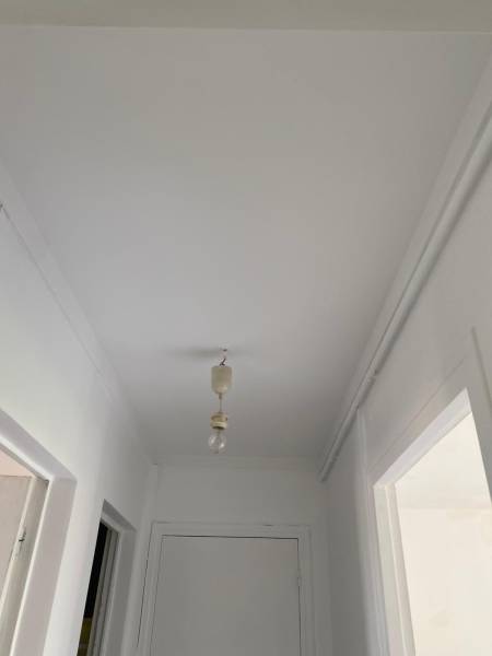 Plafond de couloir rénové par CR Rénovation plaquiste proche Le Havre