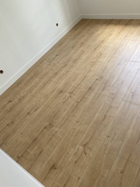 Trouver un artisan qualifié pour effectuer la mise en place d'un parquet flottant reproduisant l'aspect du bois dans un appartement de 70m2 au Havre