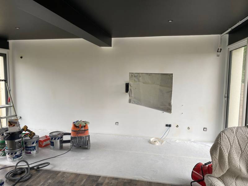 Mur beige clair repeint après mur noir