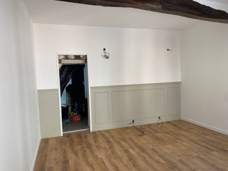 Création de moulures au mur avec peinture taupe à Montivilliers