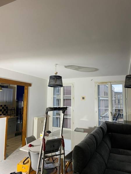Travaux de peinture blanche dans un appartement de fumeur dont les murs ont jauni au Havre (76600)