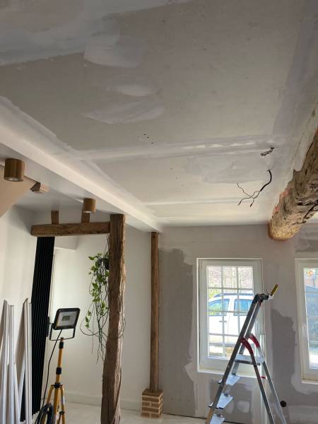 Trouver un artisan plaquiste qualifié RGE pour vos travaux de rénovation intérieure au Havre afin d'obtenir des finitions de murs parfaitement lisses.